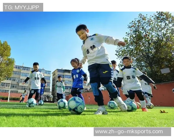 清晨绿茵场上足球明星全情投入刻苦训练展现坚毅拼搏精神